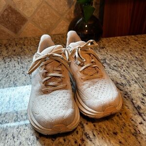 Size 8, Clifton 9 HOKAS in Eggnog